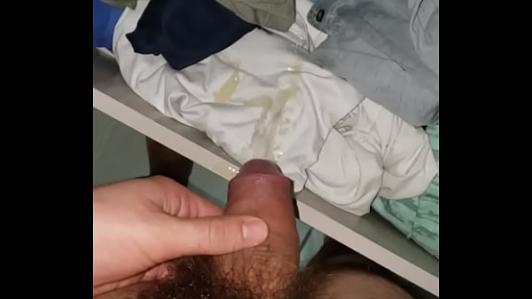 Hetero safado e  pauzudo mijando na roupa ( Straight Cock Hairy  Pig Piss Boy)