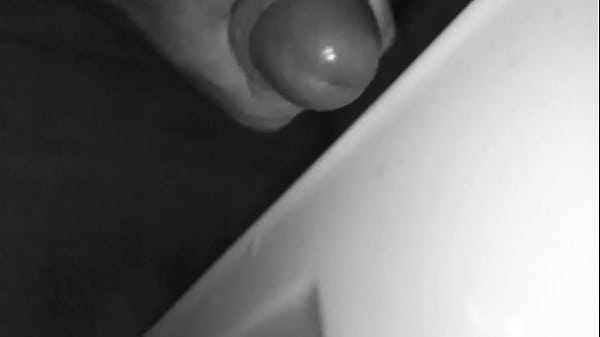 Novinho com 21cm gozando muita porra