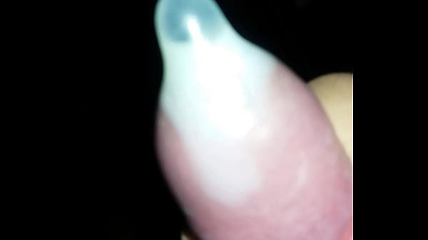 Novinho jorrando porra na camisinha