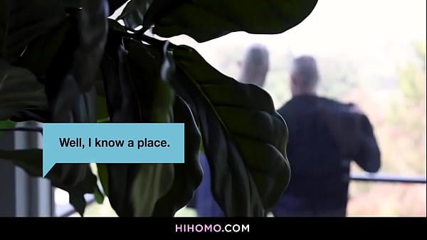 Muscle hunk Bruce Jones takes a raw anal pounding from tattooed top Chris Damned